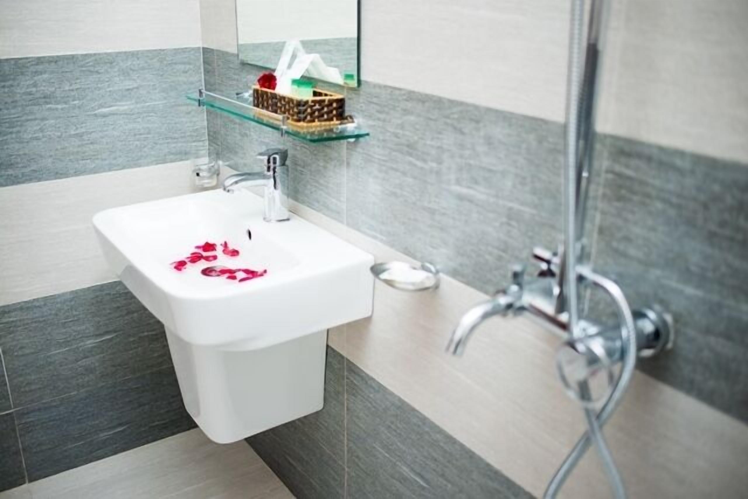 shower, free toiletries, hair dryer, slippers