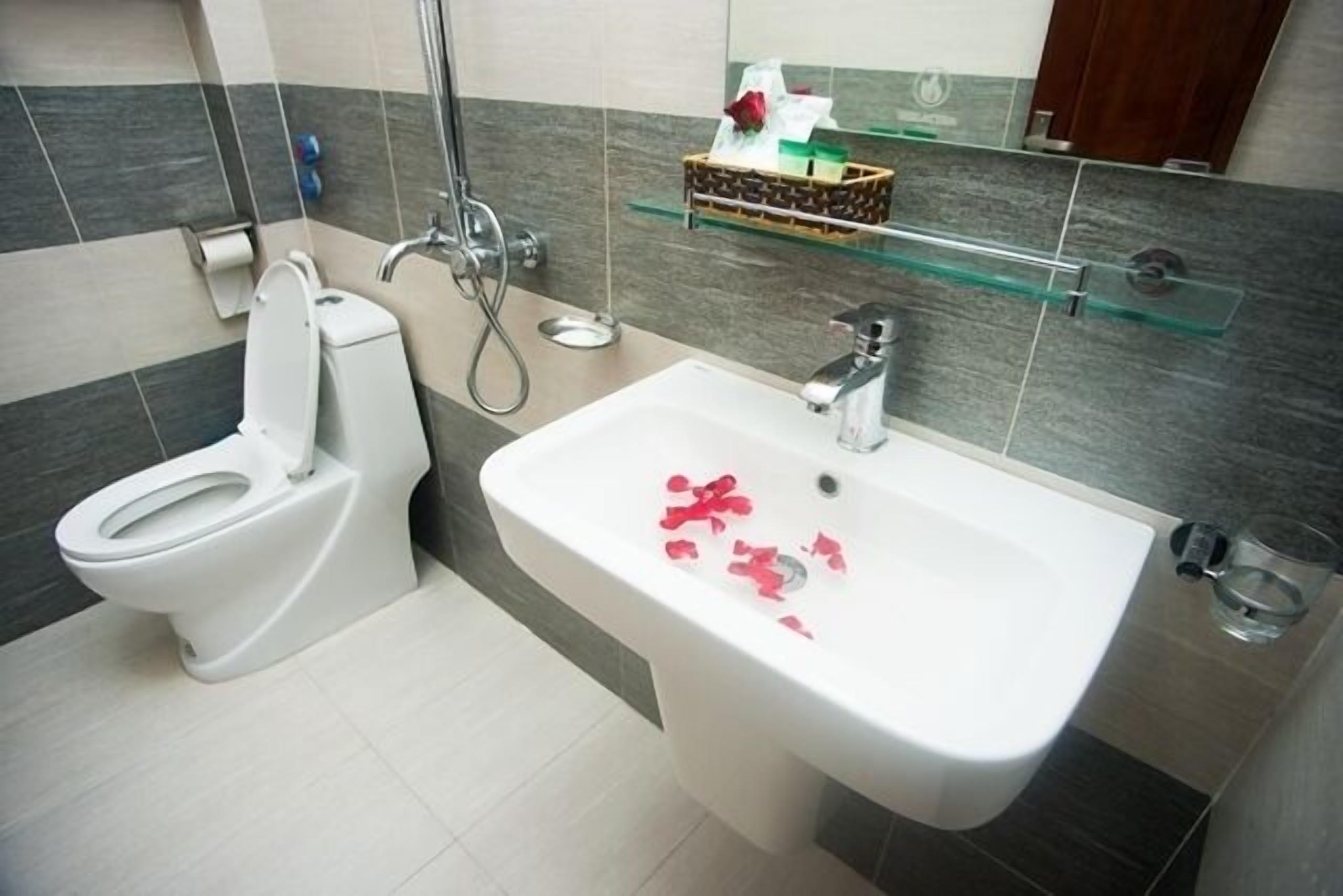 single room | bathroom | shower, free toiletries, hair dryer, slippers