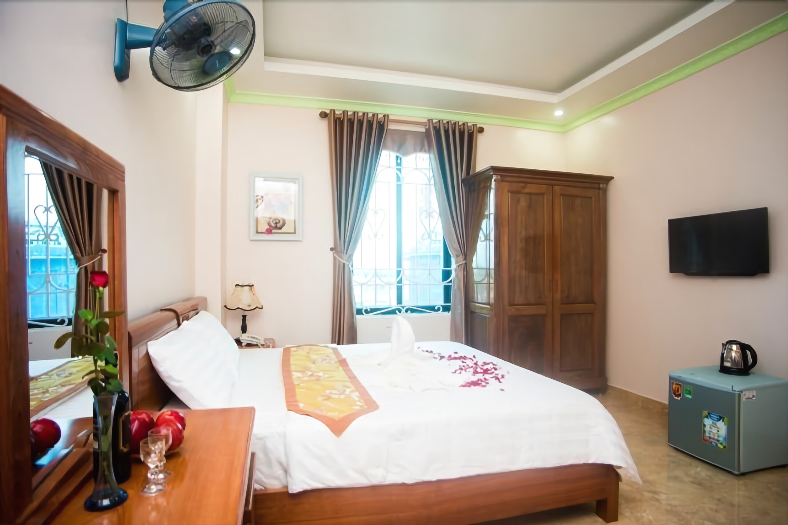 deluxe double room | minibar, desk, free wifi