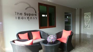 Coin salon dans le hall