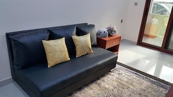 1-Bedroom Apartment | Coin séjour | Télévision à écran plat