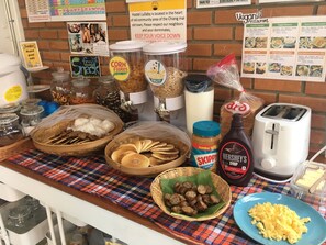 Jääkaappi, mikroaaltouuni, keittoastiat/astiat/ruokailuvälineet