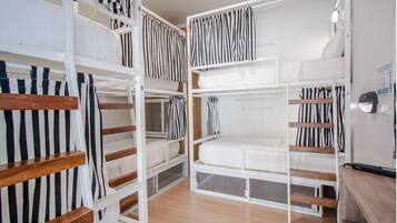 6-Bed Female Superior Dorm (No window) | Wi-Fi gratis dan seprai linen