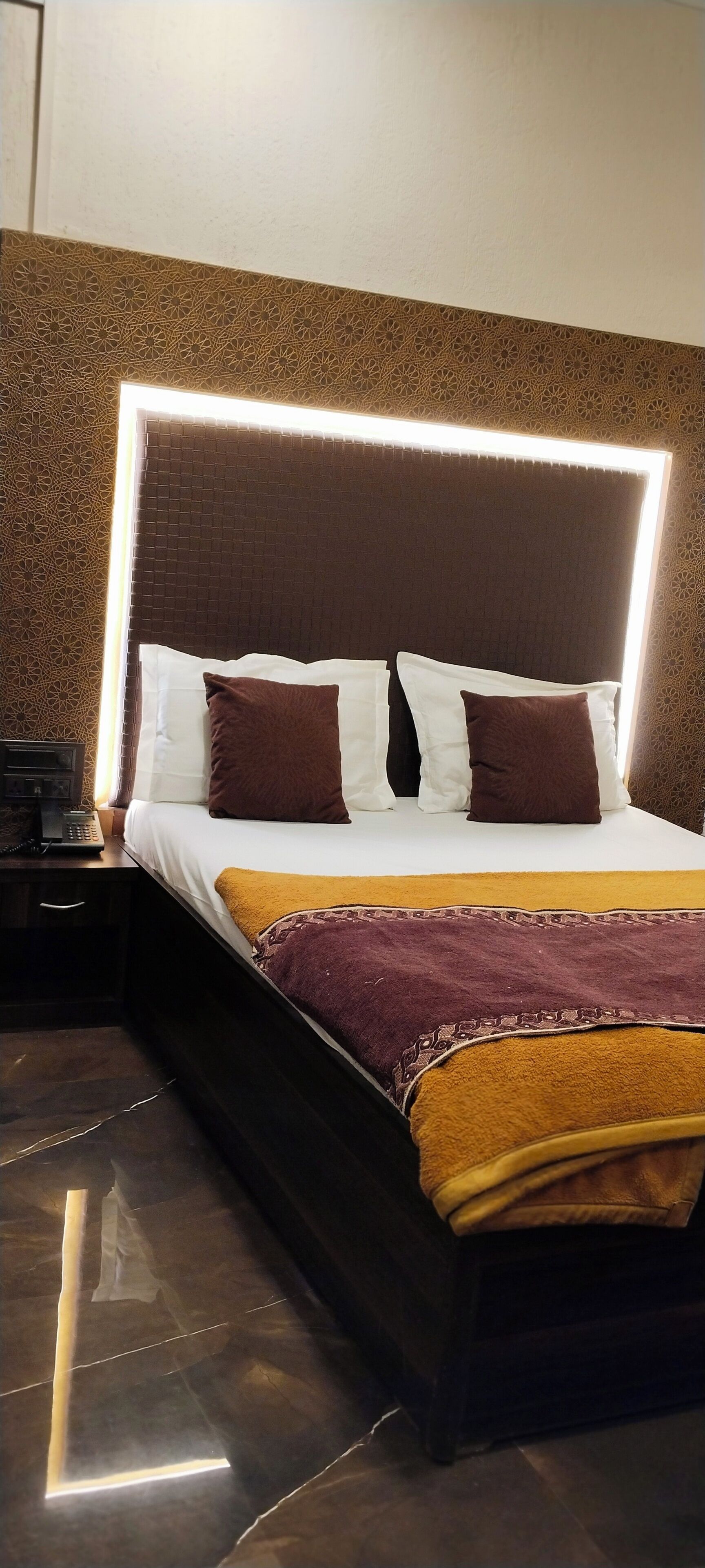 Meja kerja, tirai kedap cahaya, dan tempat tidur lipat/tambahan