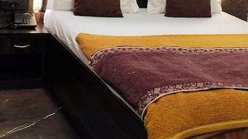 Meja kerja, tirai kedap cahaya, dan tempat tidur lipat/tambahan