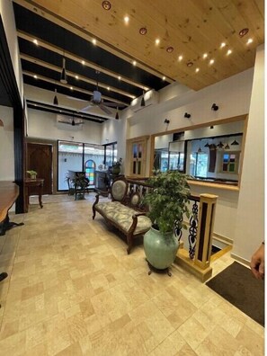 Lobby sitting area - Hotel Al Saudia (Mumbai)