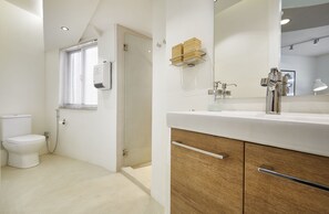 Deluxe Apartment, 3 Bedrooms, City View | Bathroom
