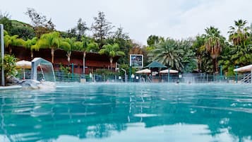 Piscine extérieure, parasols de plage, chaises longues