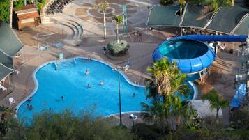 Kolam renang terbuka, dibuka dari pukul 8:30 hingga 17:00, payung kolam