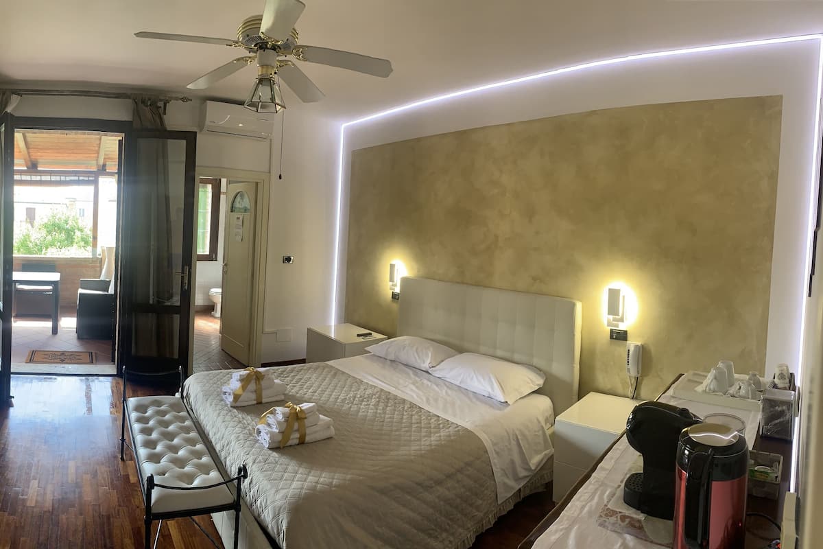 Habitación superior | 1 habitación, minibar, wifi gratis y ropa de cama