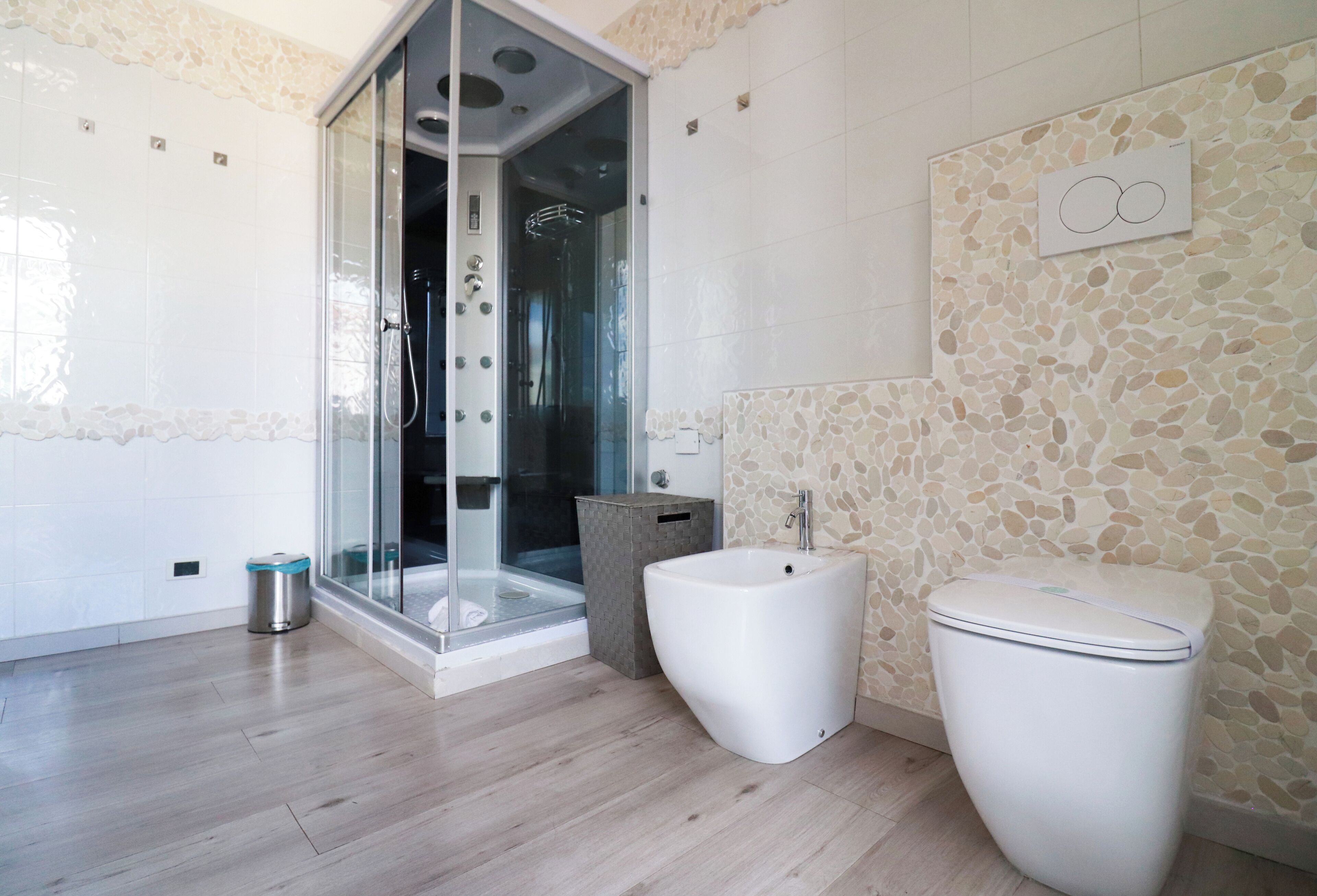 Classic Double Room | Bathroom | Shower, free toiletries, hair dryer, bidet