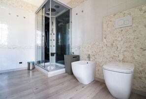 Chambre classique double | Salle de bain | Douche, articles de toilette (gratuits), séchoir à cheveux, bidet