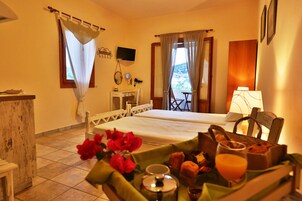 Basic Studio, 2 Twin Beds, Hot Tub, Garden View | Premium bedding, pillowtop beds, minibar, in-room safe