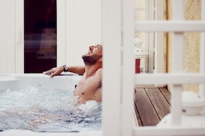 Outdoor spa tub - Ventoura Studios & Apartments (Syros)
