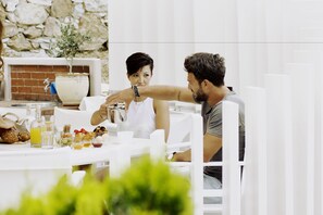 Breakfast area - Ventoura Studios & Apartments (Syros)