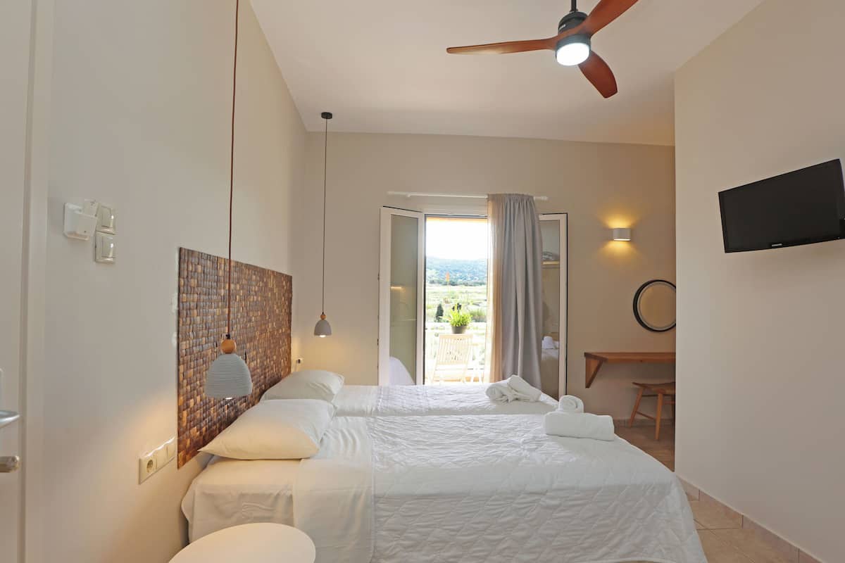 Basic Studio, 2 Twin Beds, Hot Tub, Garden View | Premium bedding, pillowtop beds, minibar, in-room safe