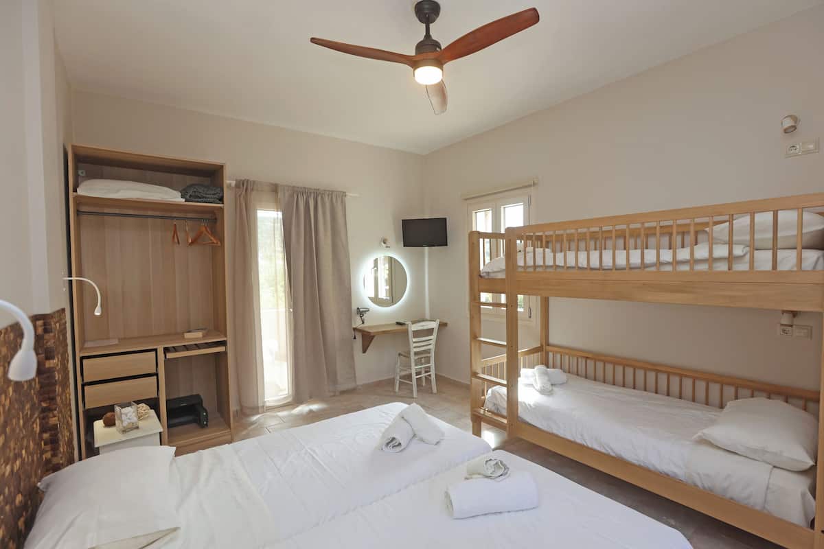 基本開放式客房, 1 間臥室, 熱水浴缸, 山景 (4 Adults) | 高級寢具、舒適加層、客房內保險箱、書桌