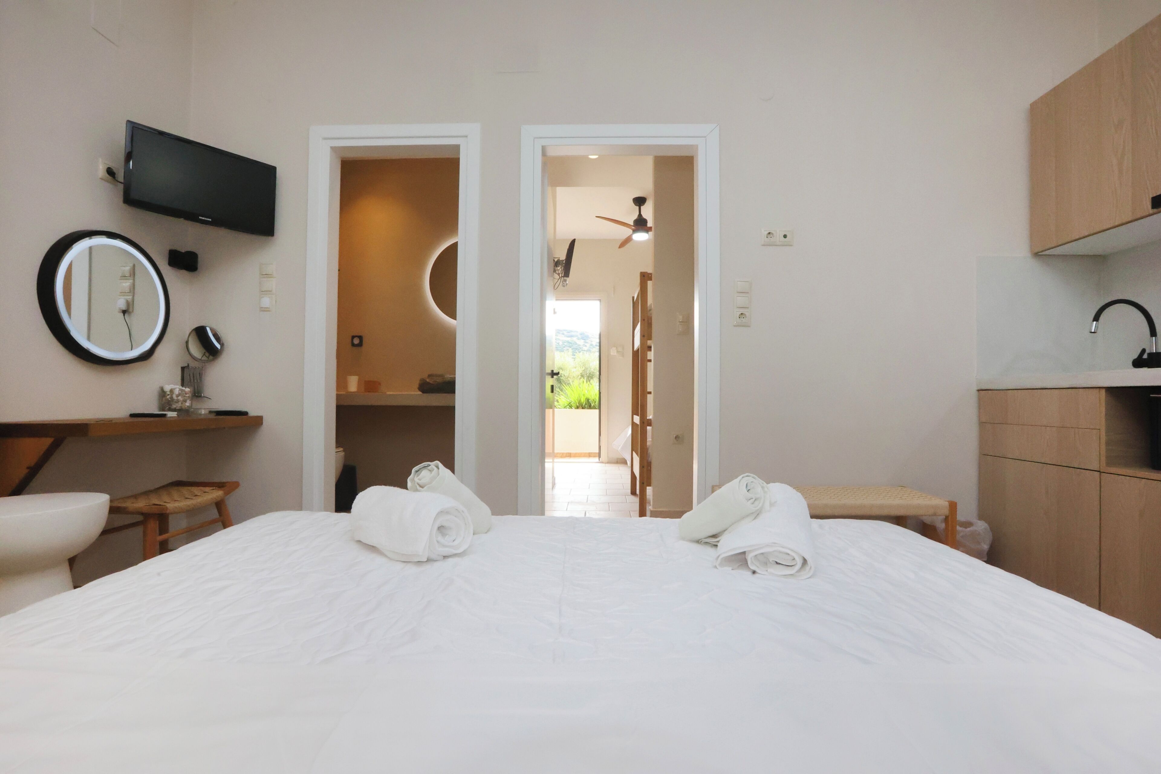 Familie appartement, 2 slaapkamers, 2 badkamers, uitzicht op tuin | Luxe beddengoed, pillowtop-bedden, een minibar, een kluis op de kamer