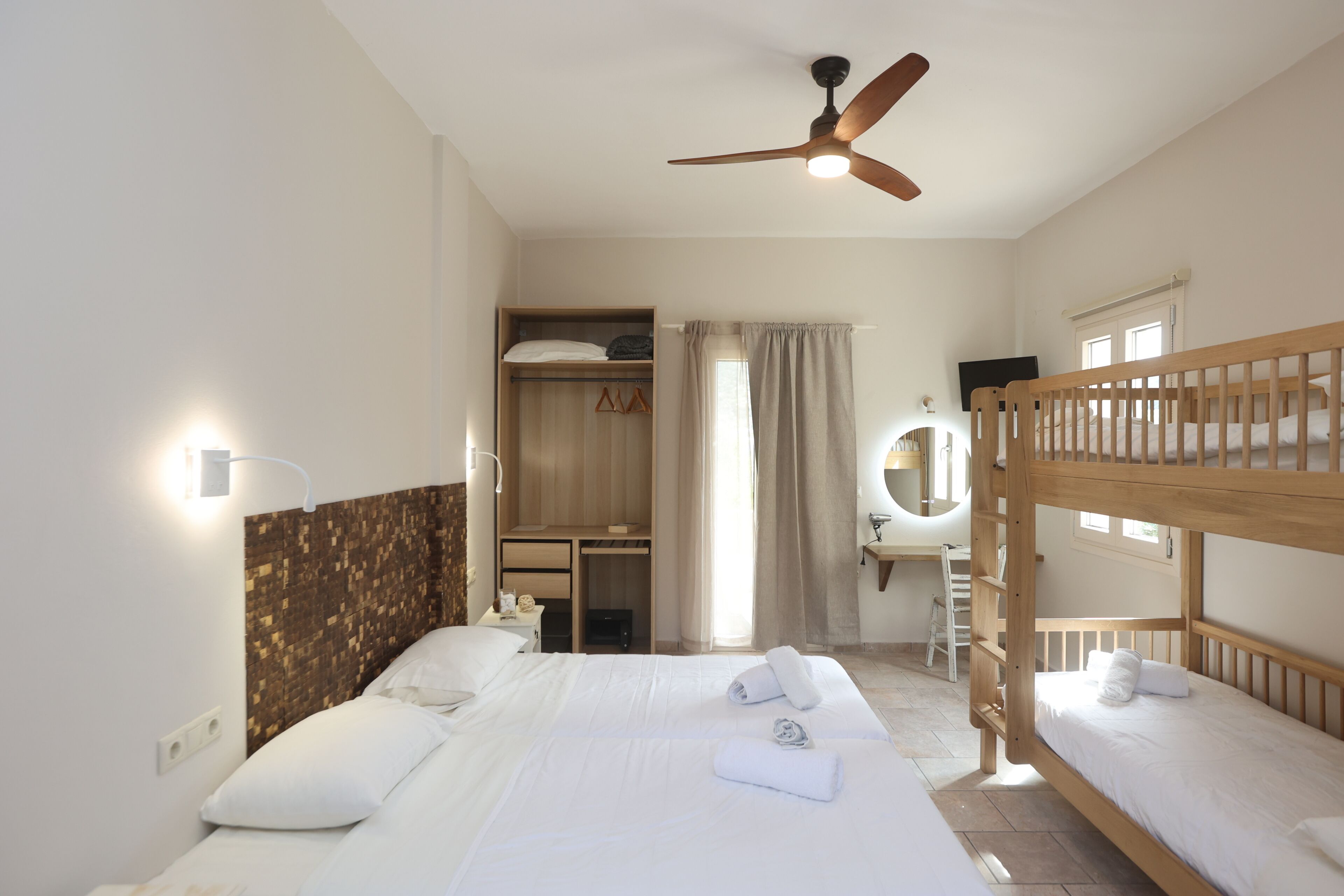 شقة إستديو بتجهيزات أساسية - غرفة نوم واحدة - بمغطس ساخن - منظر للحديقة (4 Adults) | أغطية فراش متميزة وأسرّة بطبقة علوية مريحة وميني بار وخزنة داخل الغرفة