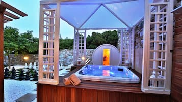 Sauna, tina de hidromasaje, masajes suecos y masajes deportivos
