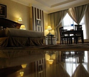 Allergitestet sengetøy, minibar, safe på rommet og skrivebord