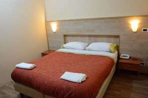 Double Room | Free WiFi, bed sheets - Albergo Royal (Genoa)