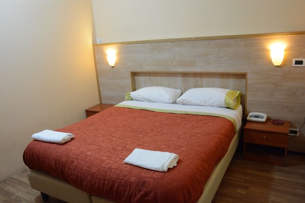 Double Room | Free WiFi, bed sheets - Albergo Royal (Genoa)