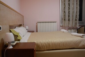 Single Room | Free WiFi, bed sheets - Albergo Royal (Genoa)