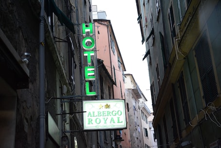 Exterior detail. Albergo Royal