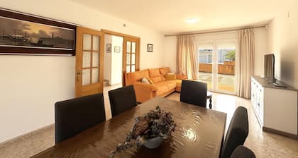 Very spacious house with private pool, Barbecue and Wifi
