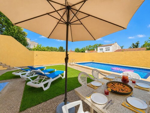 Very spacious house with private pool, Barbecue and Wifi