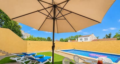 Very spacious house with private pool, Barbecue and Wifi