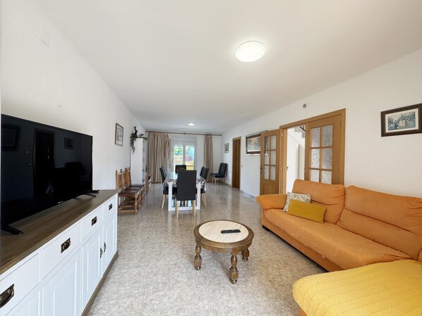 Living area - Very spacious house with private pool, Barbecue and Wifi (l'Escala)