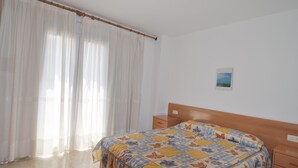 4 bedrooms, iron/ironing board, Internet - Very spacious house with private pool, Barbecue and Wifi (l'Escala)