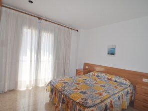 4 bedrooms, iron/ironing board, Internet