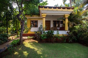 Garden - Shikara Beach Resort (Cavelossim)