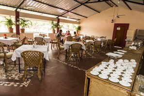 Se ofrece un desayuno bufé (350.00 INR por persona)