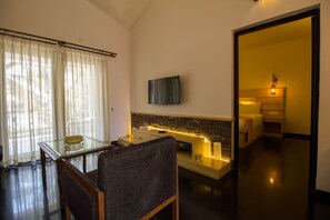 Villa familiar, 2 habitaciones, no fumadores, vistas a la piscina | Zona de estar | Una televisión de pantalla plana