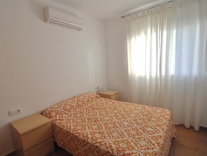 3 slaapkamers, een strijkplank/strijkijzer, internet