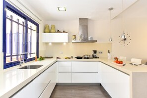 Fridge, microwave, dishwasher, coffee/tea maker