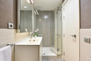 Ducha, secador de pelo, toallas