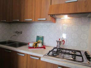 Réfrigérateur, micro-ondes, plaque de cuisson