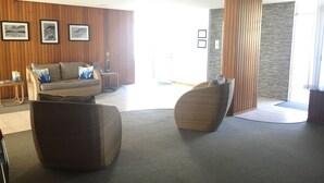 Lobby sitting area - Park Towers Holiday Units (Burleigh Heads)