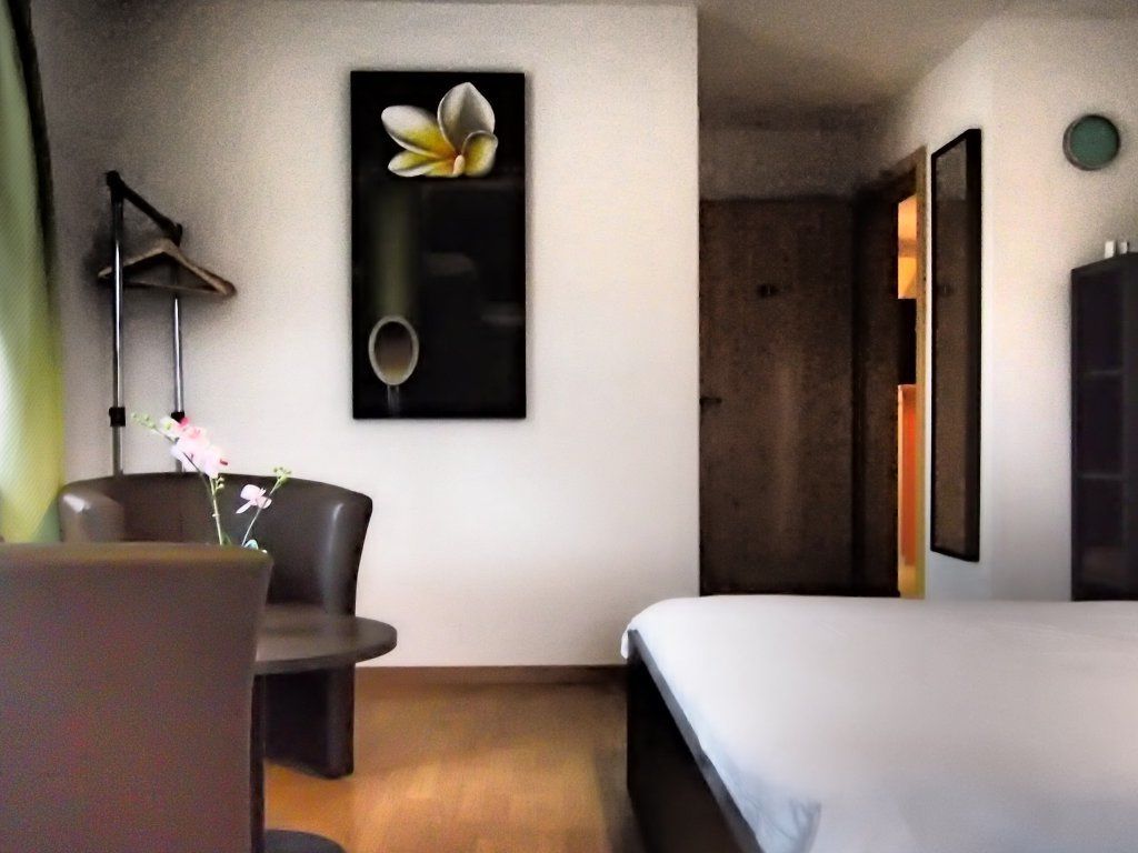 Desk, soundproofing, free cribs/infant beds, free WiFi