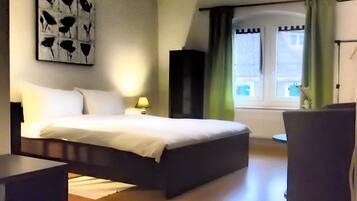 Desk, soundproofing, free cribs/infant beds, free WiFi