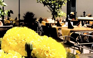Bar (on property) - Hotel restaurant La Croix Verte (Vich)