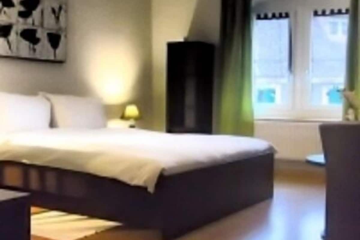 Deluxe Suite | Desk, soundproofing, cribs (free), WiFi (free)