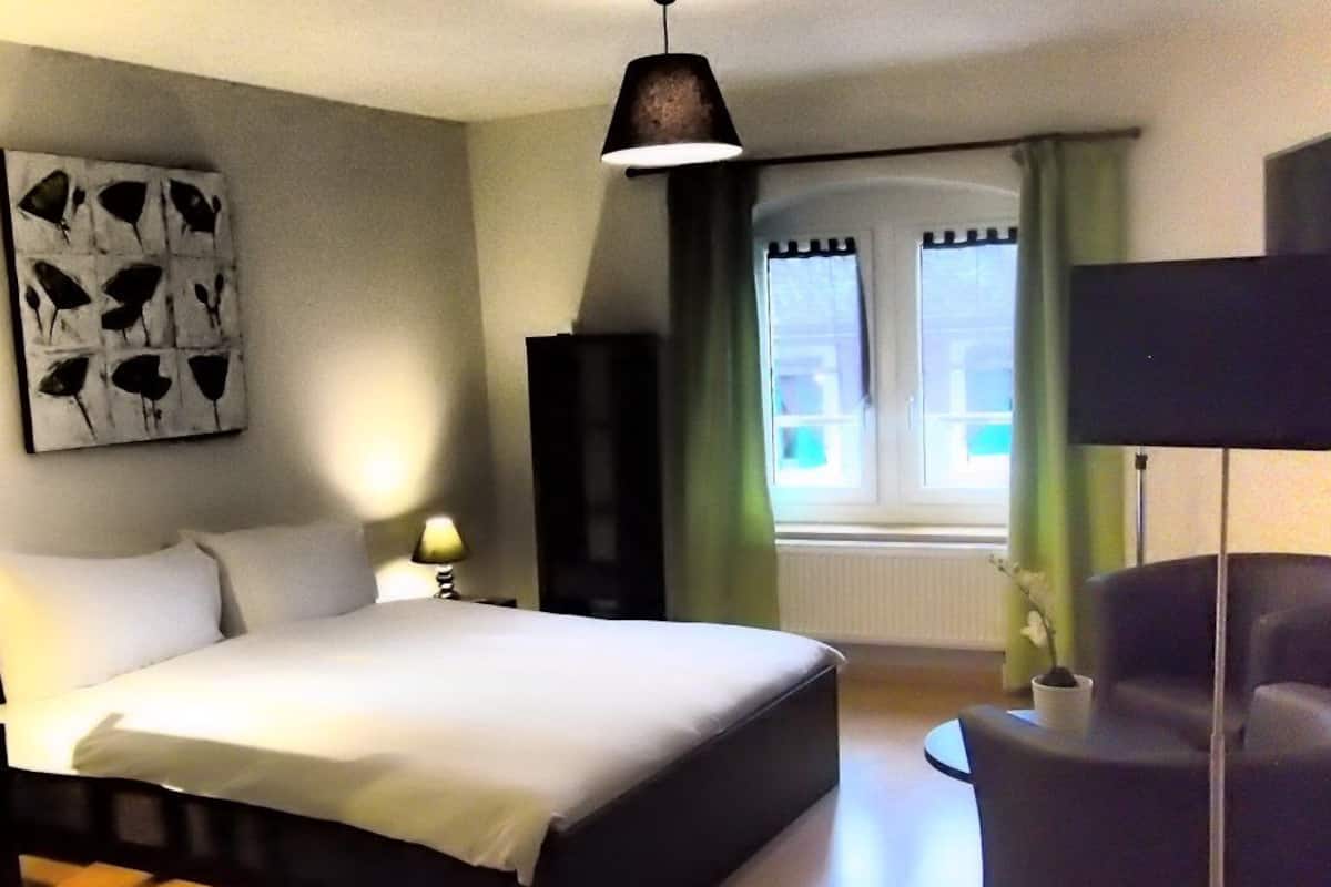 Double Room | Desk, soundproofing, cribs (free), WiFi (free)