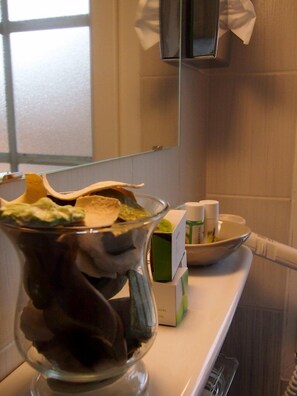 Regadera, amenidades de baño gratuitas, secadora de cabello, toallas 