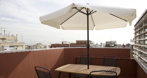 Outdoor dining - Modern holiday apartment between Gracia and Eixample, in Barcelona (Barcelona)